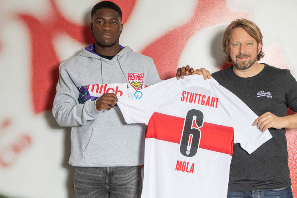VfB-Neuzugang Clinton Mola (links) neben Sportdirektor Sven Mislintat.