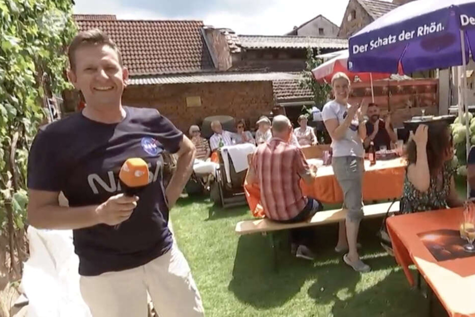 Markus S. (l.) wird in seinem Garten überrumpelt.