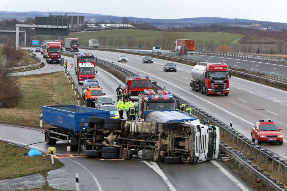 Der Laster liegt quer über die Fahrbahn.