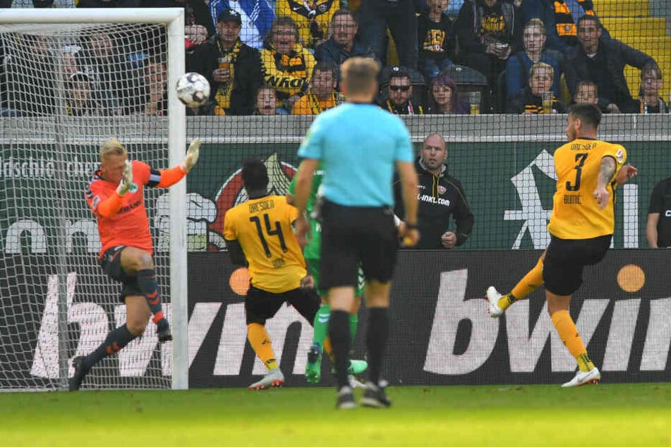 Die riesige Chance zum 1:0 kurz vor der Pause: Dario Dumic (re.) scheitert.