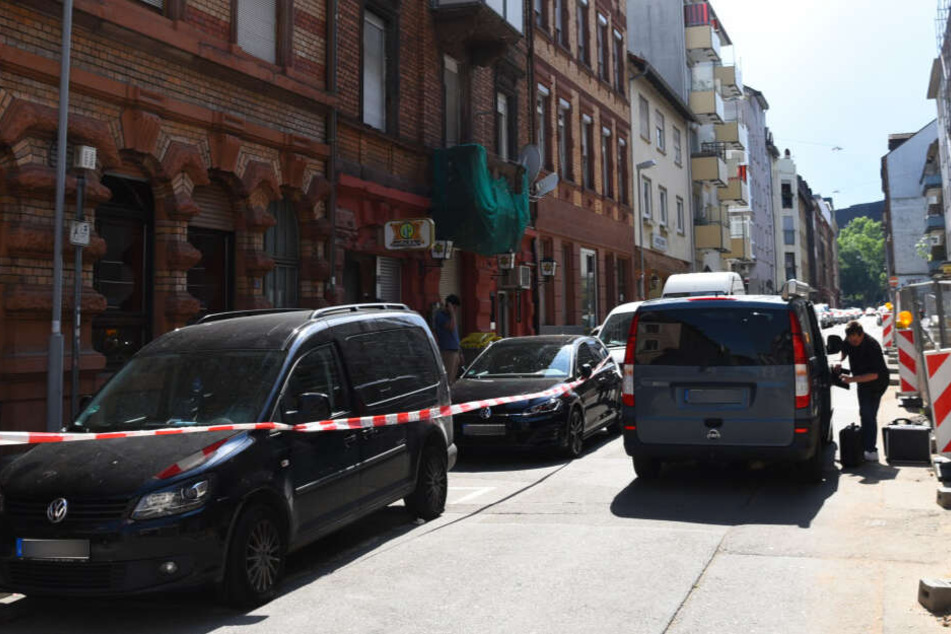 Die Absperrung in der Straße des Tatorts.
