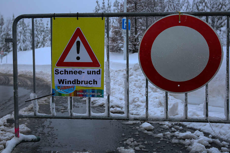 Ein Hinweisschild vor dem Parkplatz am Kahleberg.