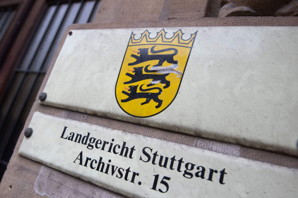 Das Schild hängt vor dem Landgericht in Stuttgart.