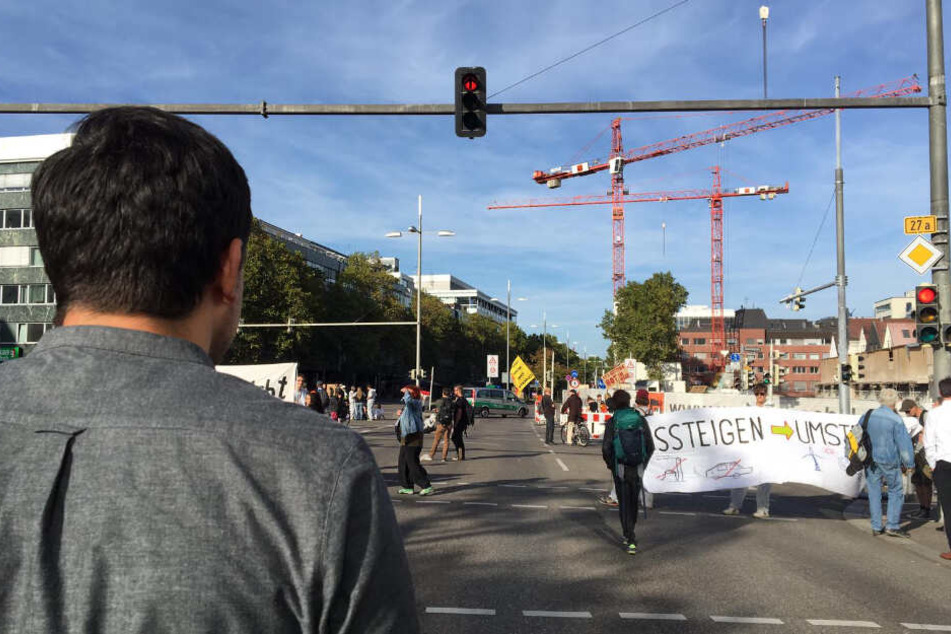 Ein Autofahrer steht im Stau und kommt nicht weiter.