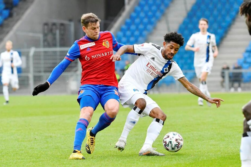 Jeremy Duziak (HSV) (r.) und Fabian Frei (FC Basel) kämpfen um den Ball.