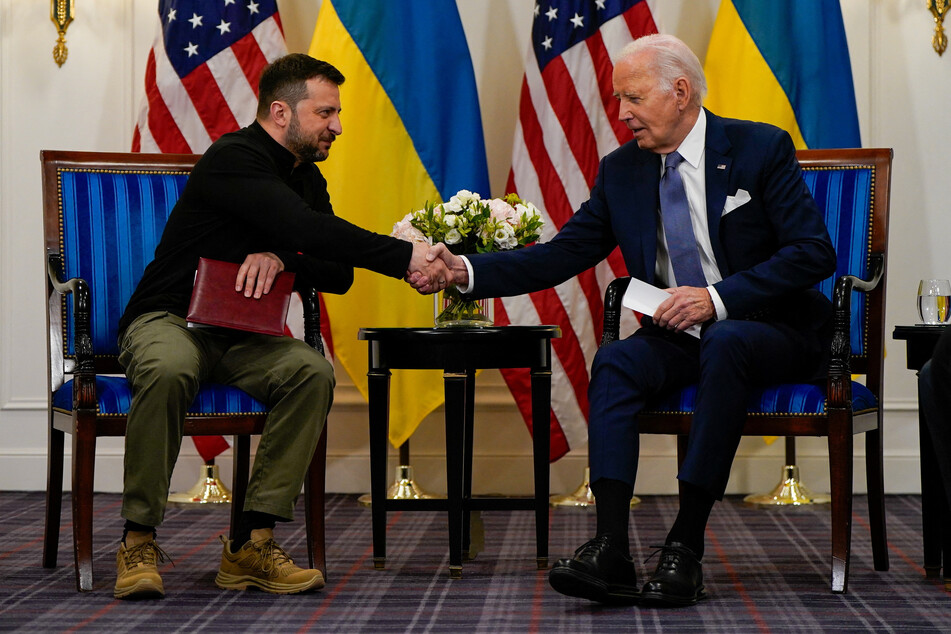 US President Joe Biden (r.) announced a new $225-million security aid package for Ukraine during a meeting with Volodymyr Zelensky in Paris.
