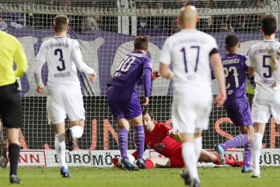 Die Riesenchance zum Sieg für den VfL Osnabrück, doch FCE-Keeper Martin Männel (am Boden) klärt gegen Benjamin Girth.