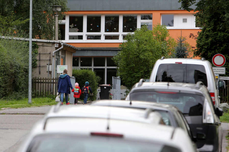 Die Kita „Am Laubengang“. Klingt romantisch, aber Falschparker verstopfen oft die schmale Straße, was im Ernstfall zur Katastrophe führen kann.