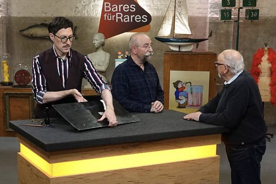 Georg Terlutter (87) aus Harsewinkel möchte bei "Bares für Rares" ein altes Werbeschild verkaufen.