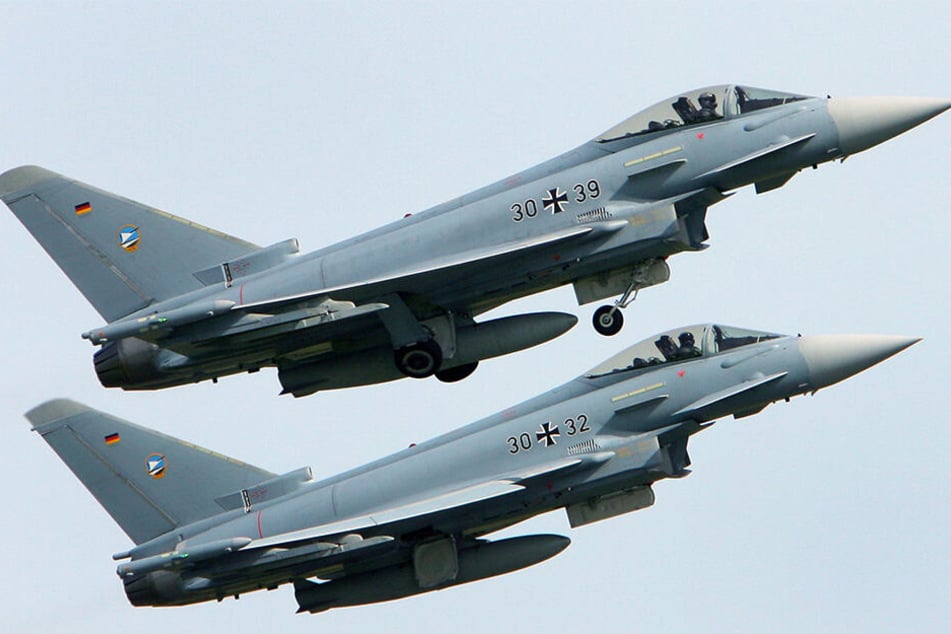 Auf dem Fliegerhorst Laage bei Rostock starten zwei Eurofighter zu einer Übung (Archivbild).