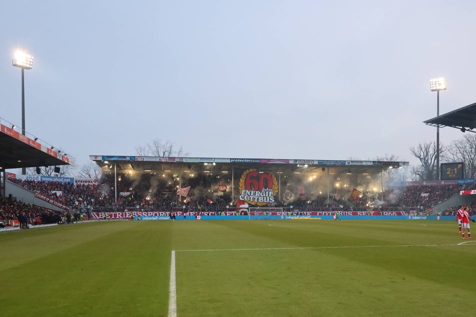 Pyro-Party auf der Nordwand pünktlich zu 60. Minute.