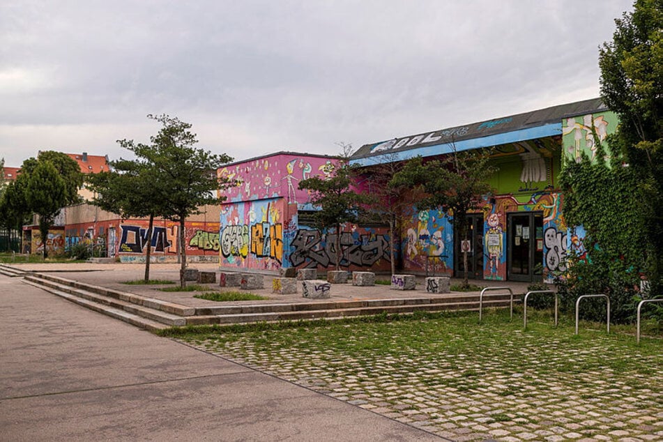 Vor dieser Turnhalle wurden ein Cliptütchen mit einer weißen Substanz und eine Spritze gefunden.