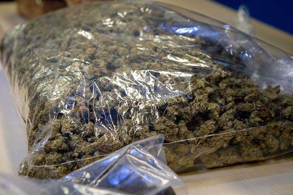 In internationaler Zusammenarbeit stellten die Ermittler im Fall "El Maestro" neben fünf Tonnen Haschisch und Marihuana mehr als eine halbe Million Euro, Silber, sowie Waffen, Autos und Boote sicher.