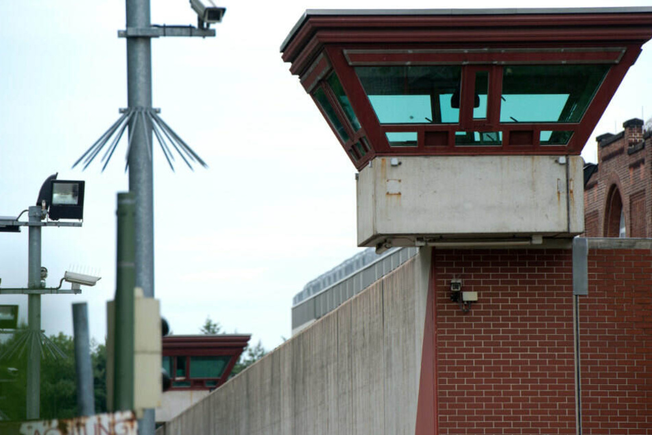 Ein Wachturm überragt die Außenmauer der JVA Tegel. (Archivbild)