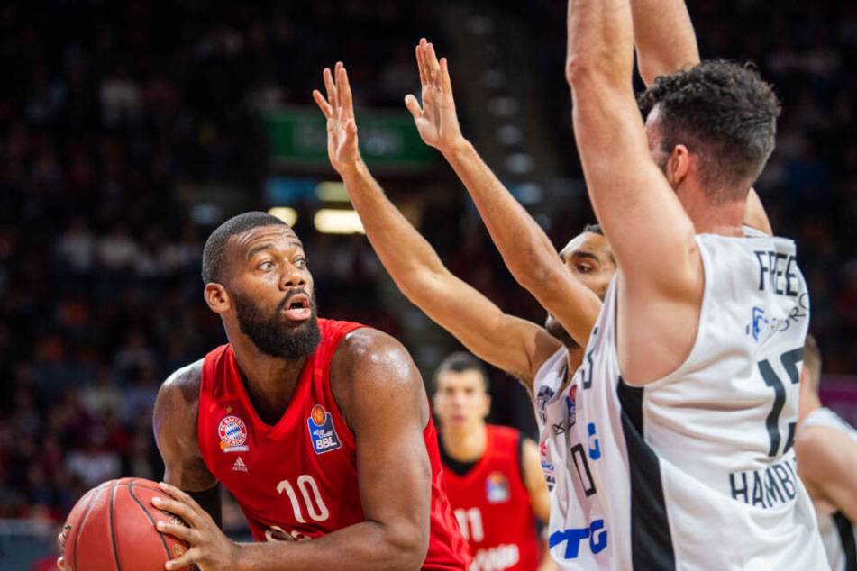 Gleich mehrere Spieler der Hamburg Towers versuchen Münchens Greg Monroe zu stoppen.