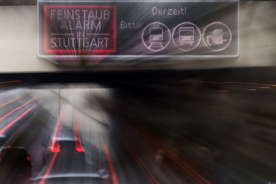 Autofahrer werden gebeten auf umweltfreundliche Verkehrsmittel umzusteigen.
