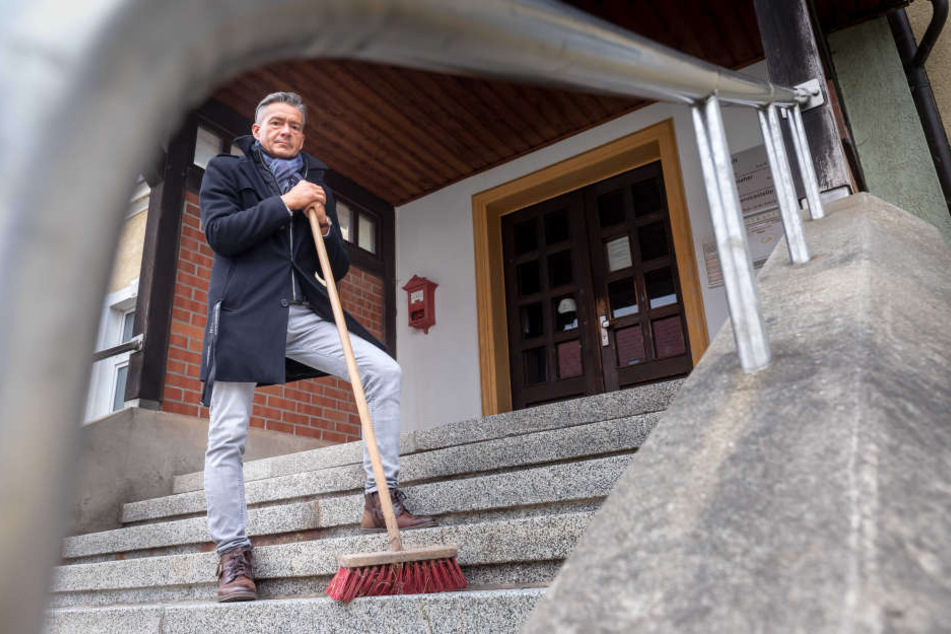 Lutz Neubert (47), Ortsvorsteher von Grüna, hält nichts vom 14-tägigen Reinigungsrhythmus. Den wollen Stadt und ASR einführen.