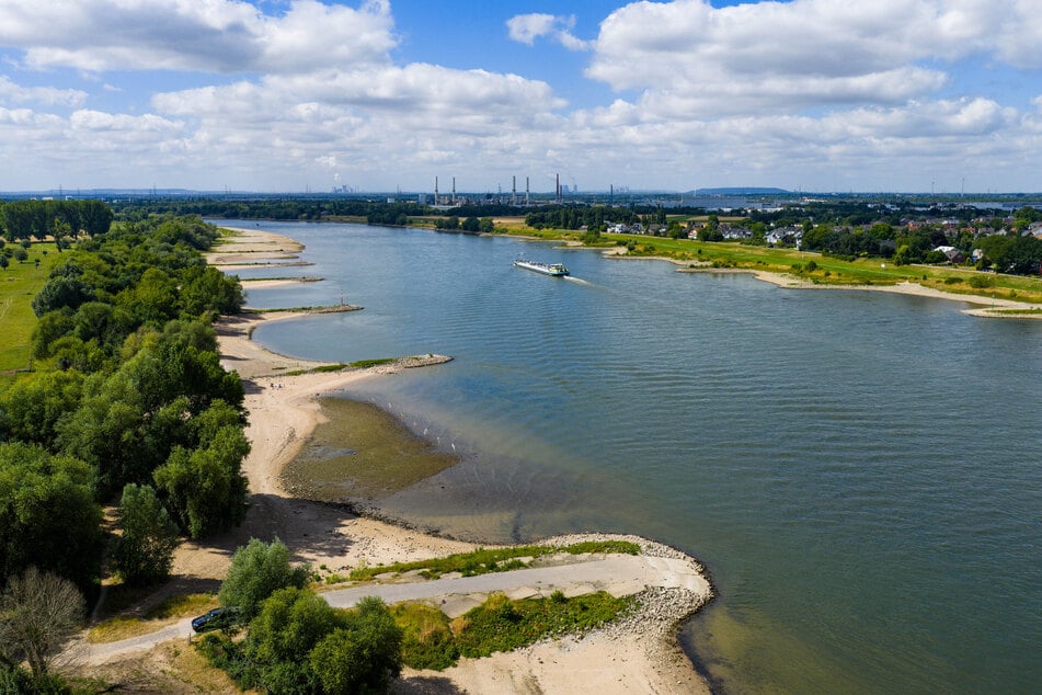 Im Rhein zu schwimmen ist im Allgemeinen nicht erlaubt und lebensgefährlich. (Archivbild)