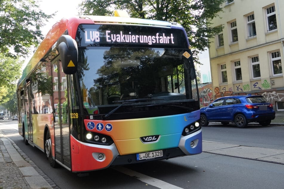 Zahlreiche Rettungskräfte eilten zum Ort des Geschehens. Die Leipziger Verkehrsbetriebe schickten einen Bus zur Evakuierung der Schüler.