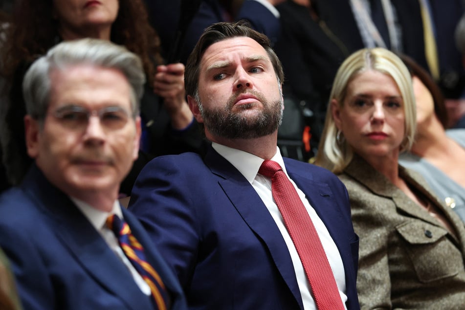 Vice President JD Vance (c.) didn't let the confrontation go after his fiery ABC News interview.