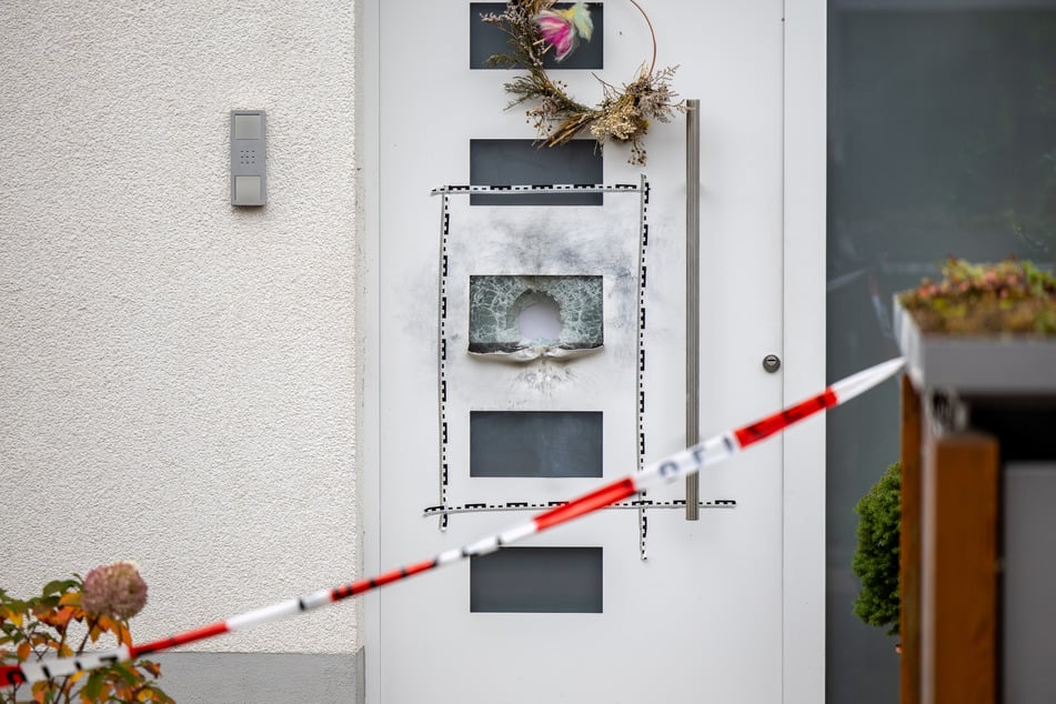 Nach einer lauten Explosion in Dietzenbach (Landkreis Offenbach) ermittelt mittlerweile der Staatsschutz.