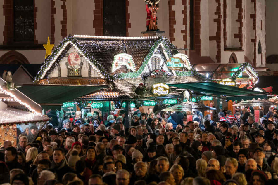 Auch im vergangenen Jahr war die Eröffnung des Frankfurter Weihnachtsmarktes gut besucht (Archivbild).