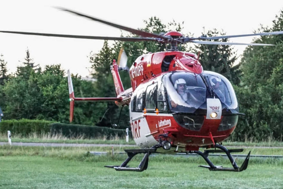 Der Rettungshubschrauber hebt ab um den schwer verletzten 56-Jährigen ins Krankenhaus zu fliegen.