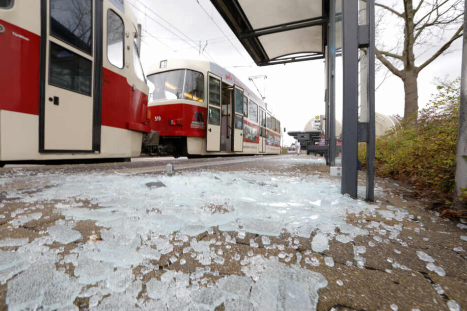 Die Scheiben der Haltestelle an der Stollberger Straße wurden zerstört.