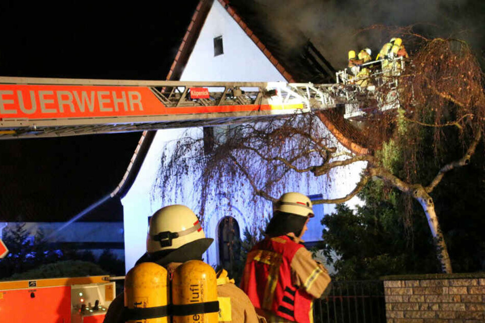 Feuerwehrleute bei der Löscharbeit.
