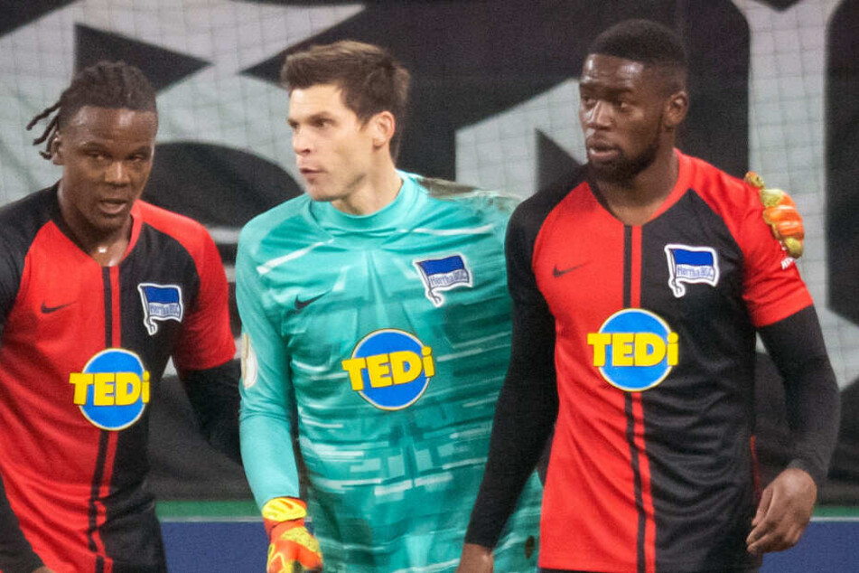 Jordan Torunarigha (r) wird von Dedryck Boyata (l) und Keeper Rune Jarstein getröstet.