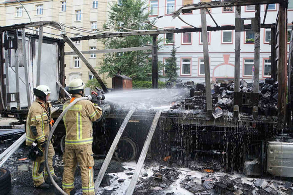 Nach und nach trugen Feuerwehrleute die zerstörten Batterie-Chargen ab und brachten sie zum nächstgelegene BSR-Recyclinghof.