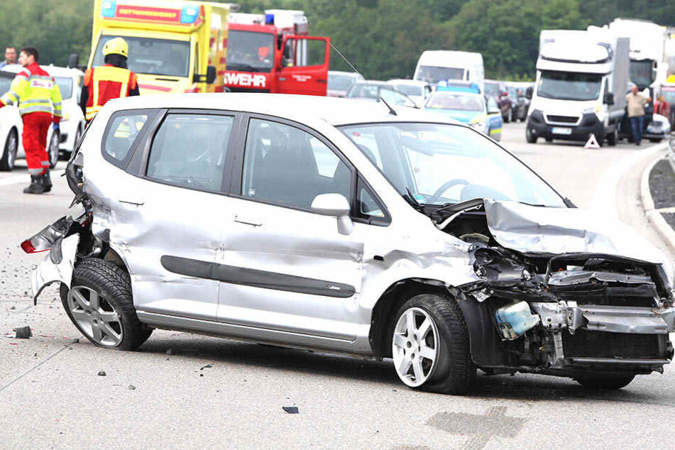 Wurde ein Honda wegen eines Reifenplatzers in die Leitplanke geschleudert?
