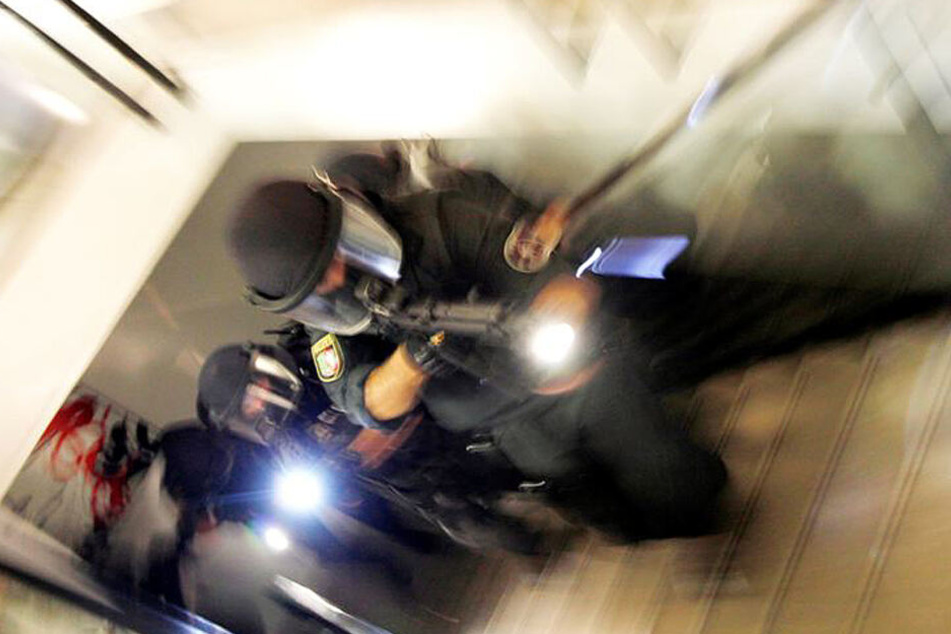 Spezialkräfte der Polizei nahmen am Mittwoch in Wuppertal und Wülfrath vier Männer fest (Symbolbild).