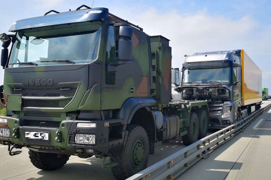 Der Bundeswehr-Laster hatte sich vor den Lkw gesetzt und ihn so gestoppt.