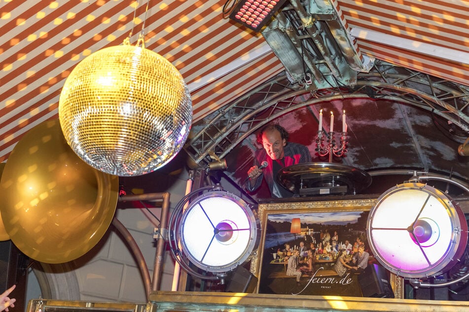 Tom Roeder rückte zur Schlössernacht mit seiner mobilen Disco "Roseninsel" an.