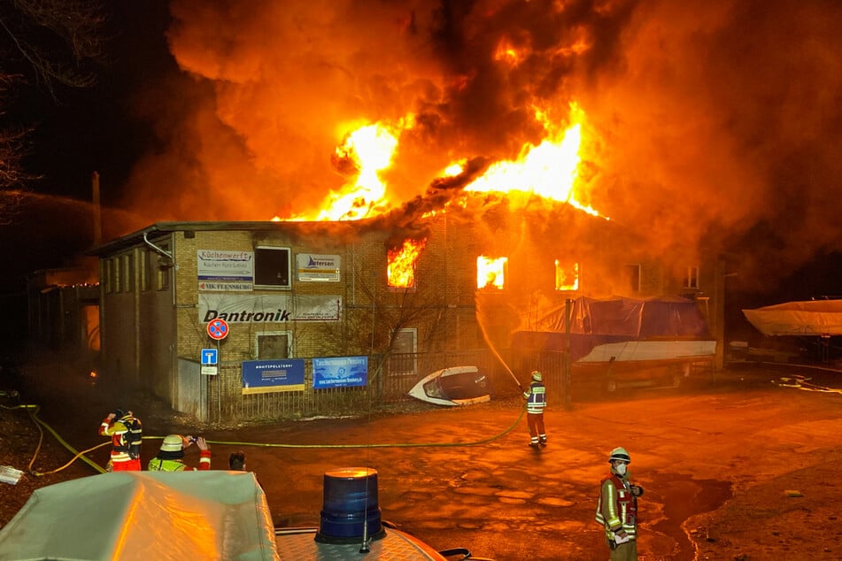 Die Feuerwehr kämpft gegen den Brand.