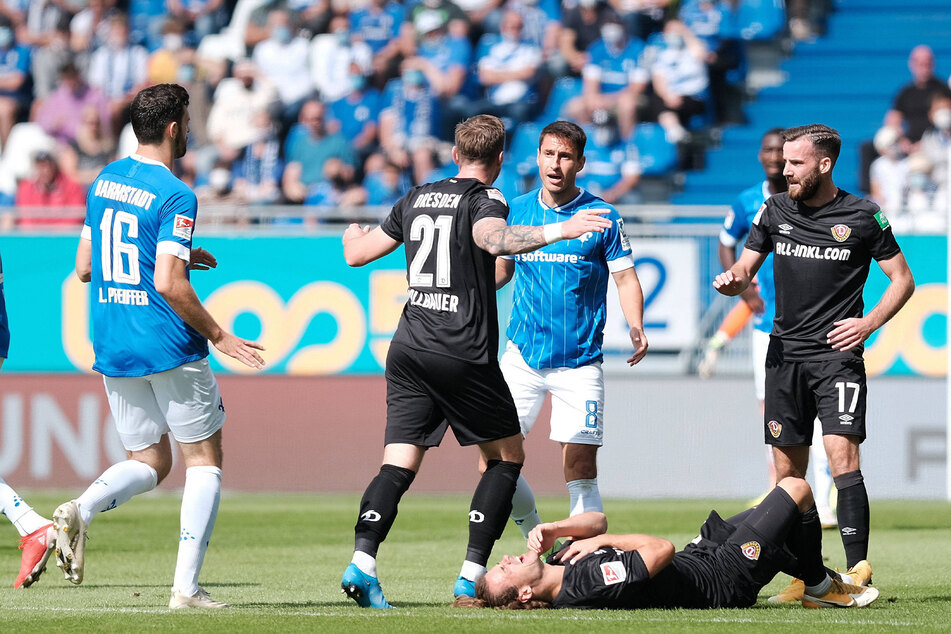Yannick Stark (30) liegt nach dem Kopftreffer von Fabian Schnellhardt (27) am Boden. Der sah im Anschluss Rot, was aber eher den Lilien in die Karten spielte.