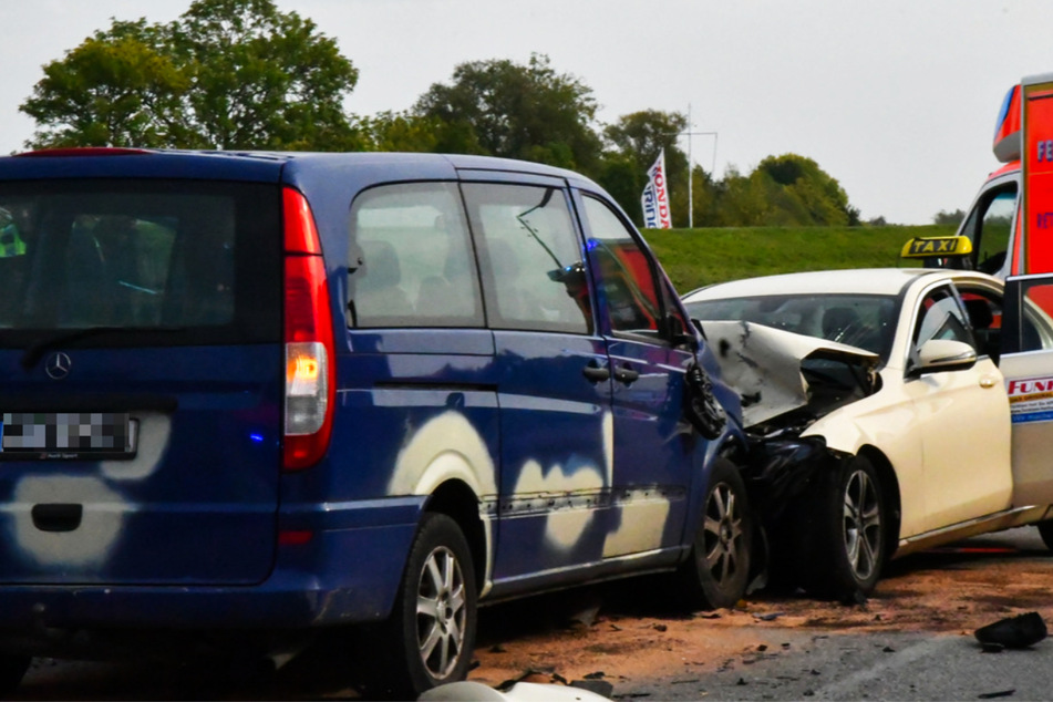 Schwerer Unfall: Mercedes-Van und Taxi krachen frontal ineinander!
