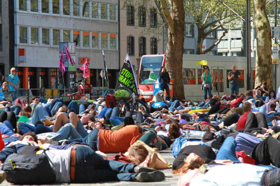 Die Demonstranten legten sich einige Minuten regungslos auf den Kölner Neumark und setzten so ein Zeichen für den Klimaschutz.