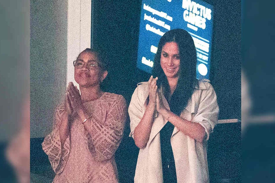 Meghan Markles Mutter Doria Ragland (l) könnte sie stattdessen zum Traualtar führen.
