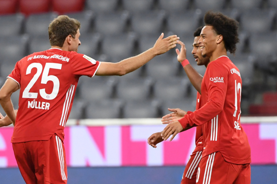 Serge Gnabry (2.v.r.) bejubelt sein Tor zum 4:0 mit Thomas Müller (l.) und Leroy Sané.