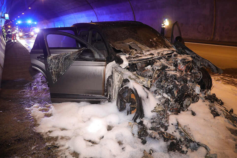 Ein Audi Q7 brannte komplett aus.