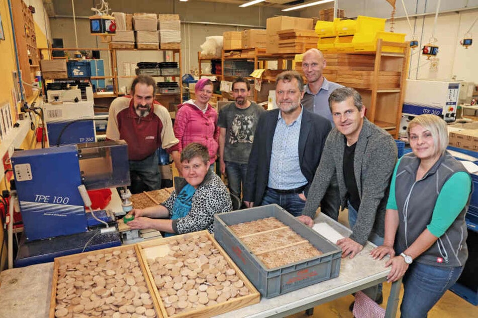 Die Veranstalter der Zwickauer Schlossweihnacht zu Besuch in der Werkstatt "St. Mauritius" für behinderte Menschen.