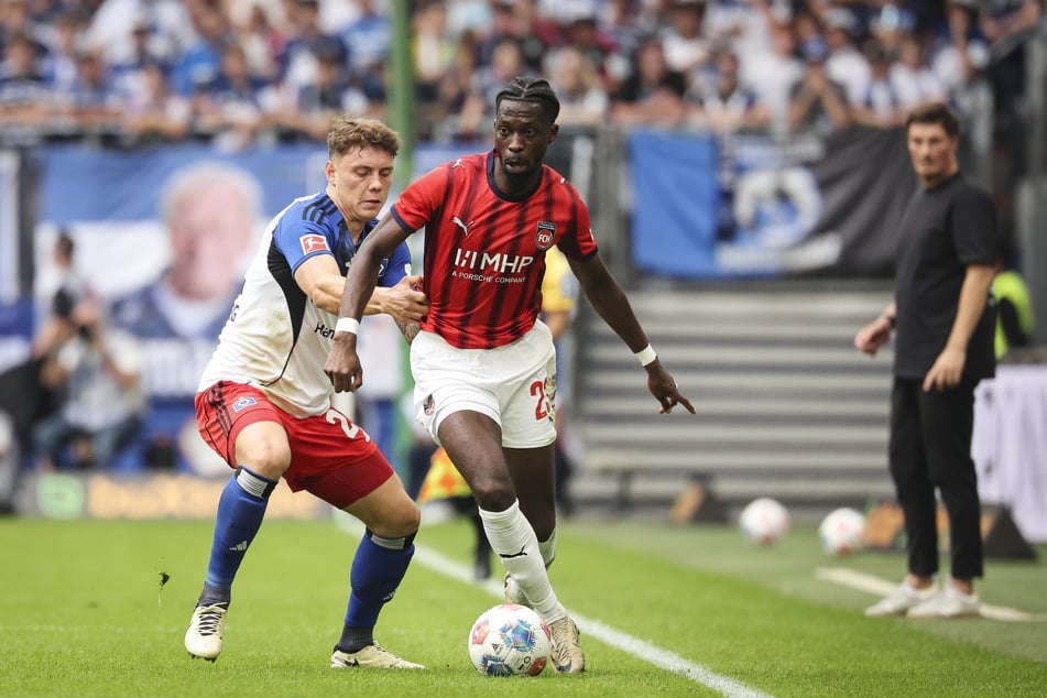 Omar Traoré (27, r.) konnte nach dem Spiel in Stuttgart ein Update zum Gesundheitszustand des vergangene Woche gestürzten Fans geben. (Archivfoto)