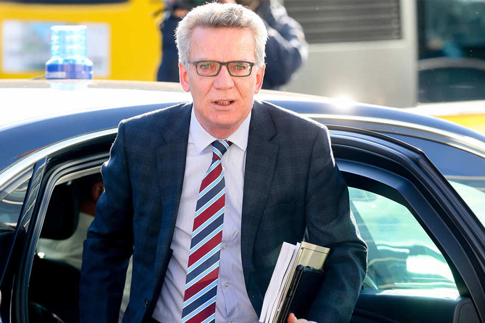 Bundesinnenminister Thomas de Maizière zollt Stanislaw Tillich Respekt.