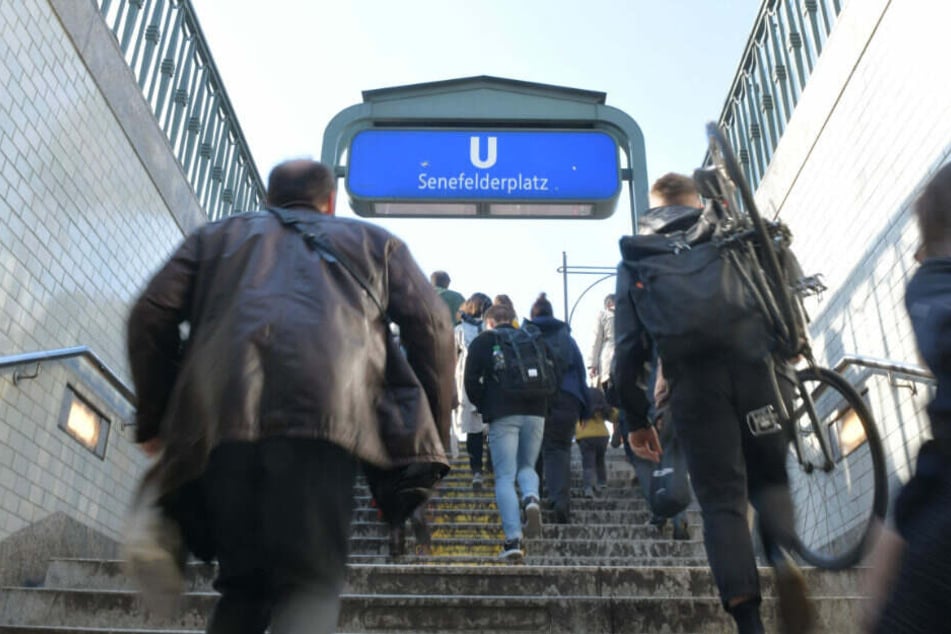 Durch die Schäden an der Tunneldecke wurde der Verkehr zwischen Rosa-Luxemburg-Platz und Senefelder Platz eingestellt.