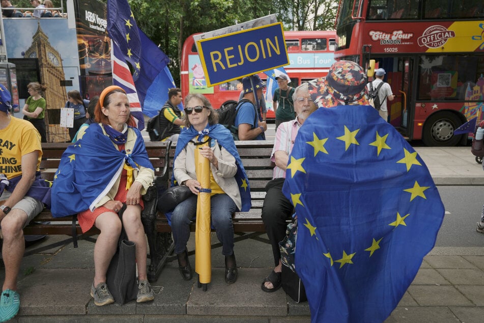 Teilnehmer einer "National Rejoin March"-Demonstration in London anlässlich des 10. Jahrestags des Brexit-Referendums.