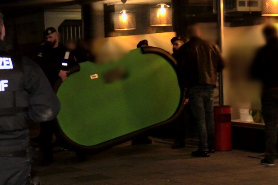 Bei den Durchsuchungen beendete die Polizei auch eine illegale Glücksspielrunde.