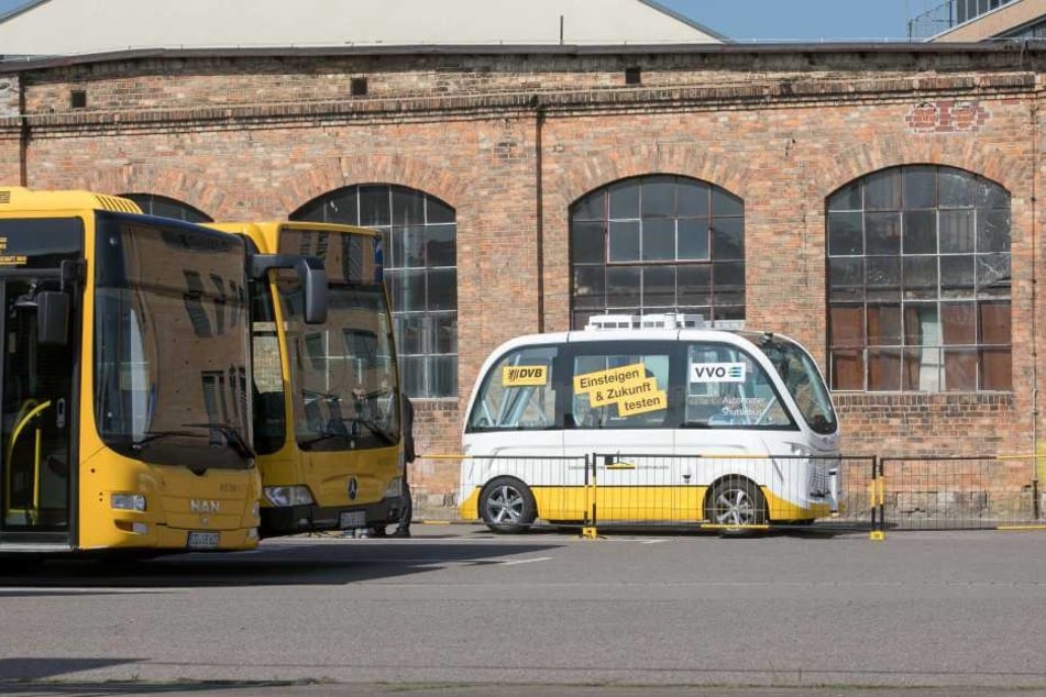 Der kleine Bus braucht keinen Fahrer, lenkt "autonom" und düst mit Strom.