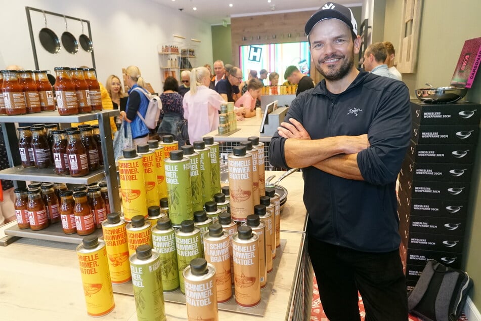 Steffen Henssler (51) gut gelaunt bei der Eröffnung seinen neuen Pop-up-Store in der Hamburger Innenstadt.